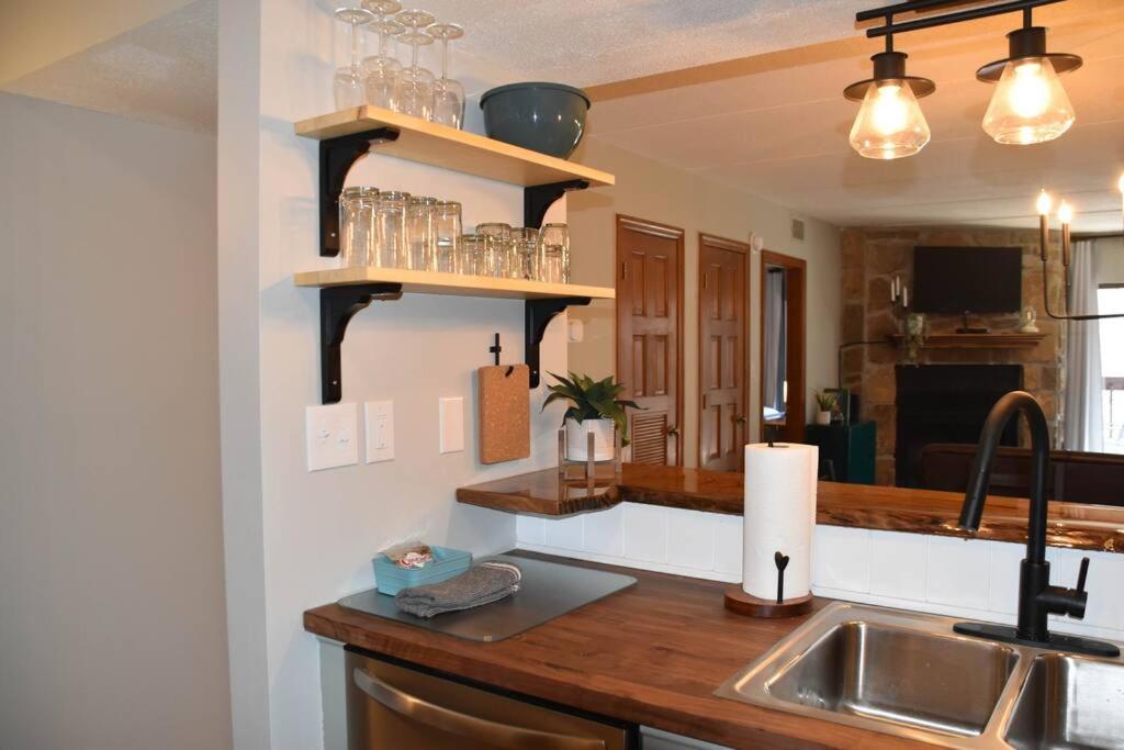 Апартаменты Cozy Mountain Getaway! Mountain Views! 2 Bed, 2 Bath, Sleeps 6 Гатлинбург Экстерьер фото